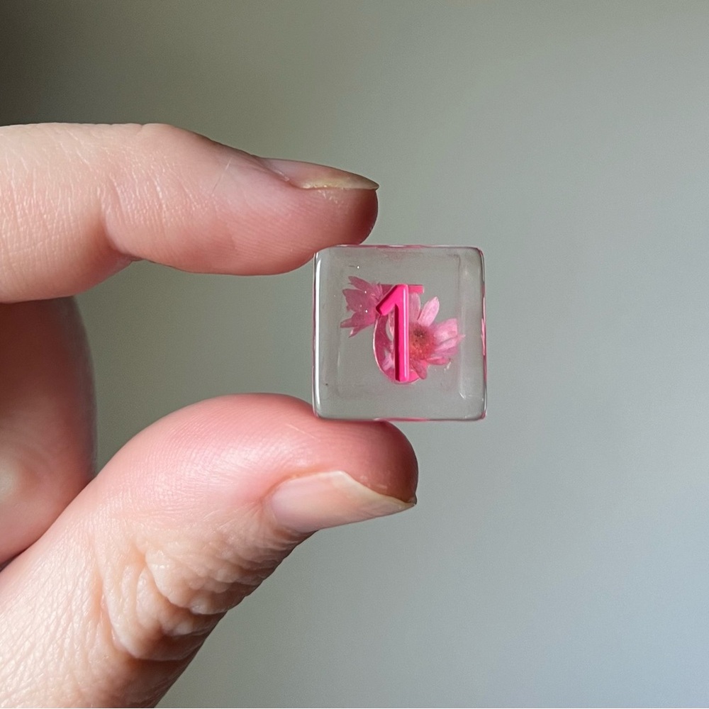 NIB 7-piece flower core TTRPG dice set with pink ink